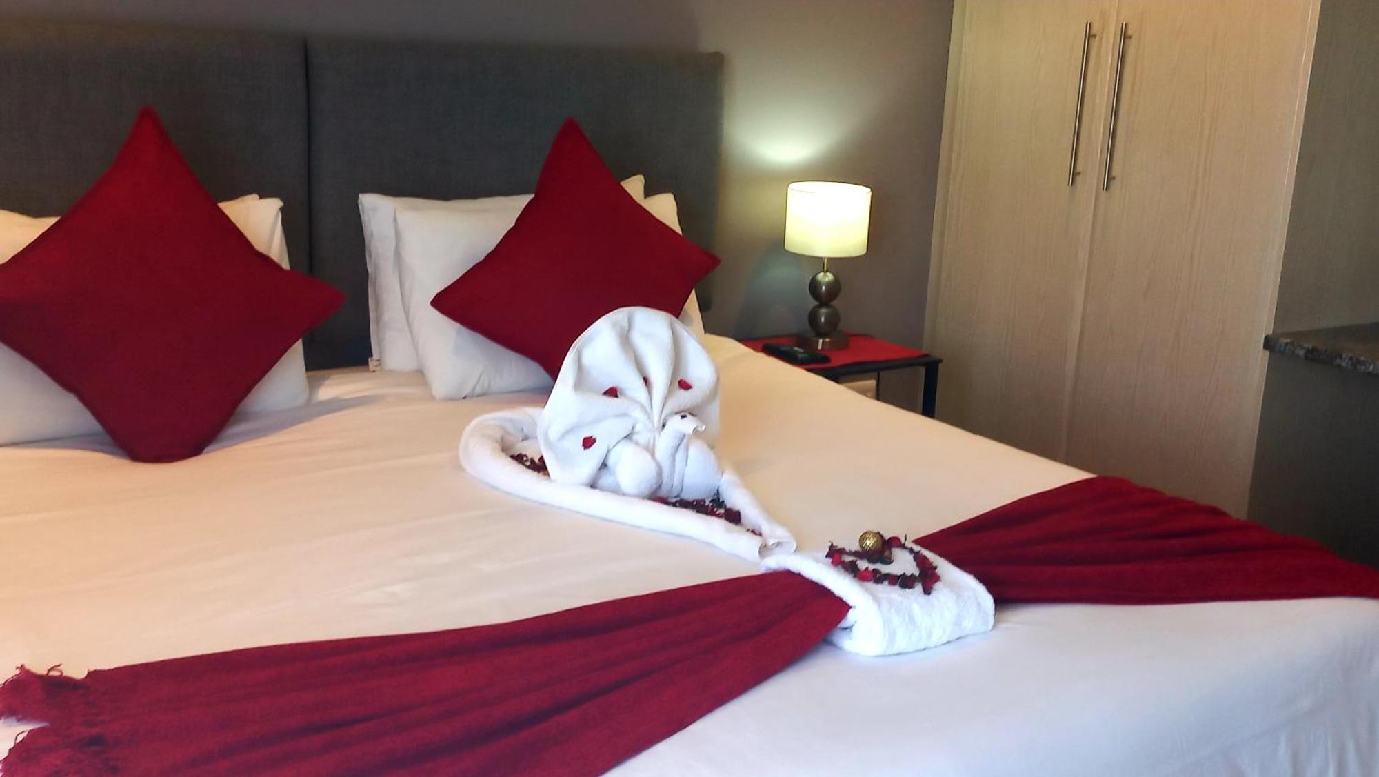 Phoenix Lodge And Waterside Accommodation Knysna Bagian luar foto